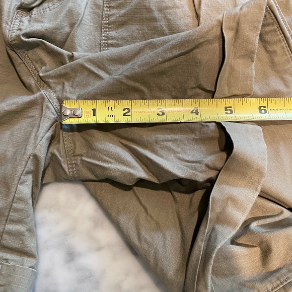 Mountain Hardware Hiking Shorts 8 - Picture 3 of 4